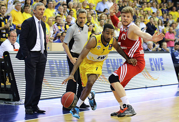 他展现了自 他展现了自